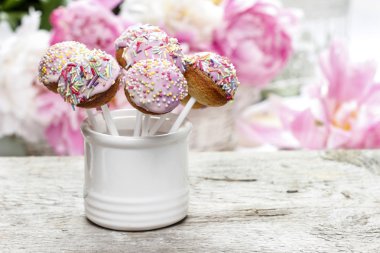 pastel kek rustik ahşap masaya açılır. çarpıcı Şakayık çiçekleri