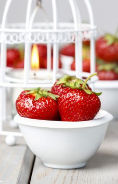 Beyaz seramik kase taze olgun çilek