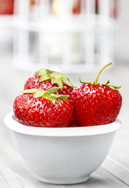 Fresh ripe strawberries in white ceramic bowl — Stock Photo, Image