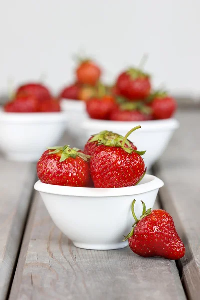 흰색 세라믹 그릇에 신선한 익은 딸기 — 스톡 사진