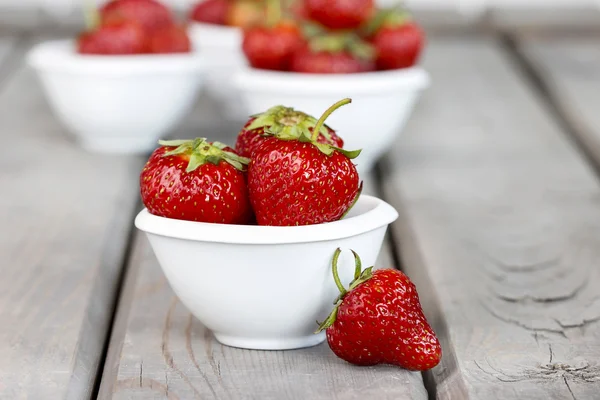 Fresh ripe strawberries in white ceramic bowl — Stock Photo, Image