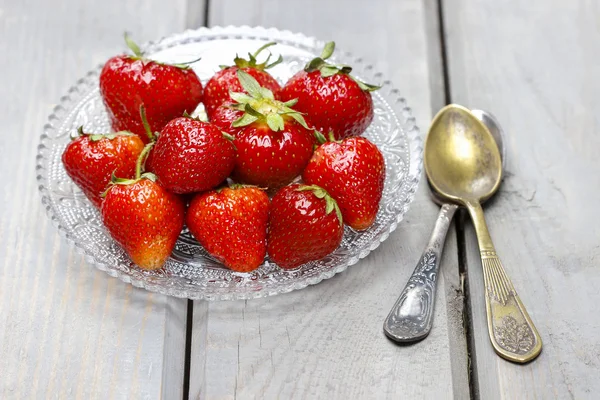 나무 탁자 위에 놓인 딸기. — 스톡 사진