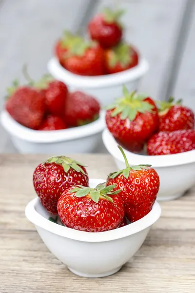 Fresh ripe strawberries in white ceramic bowl — Stock Photo, Image
