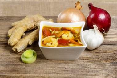 Tom yum kung's bir basit ve popüler Tay sıcak ve ekşi çorbası