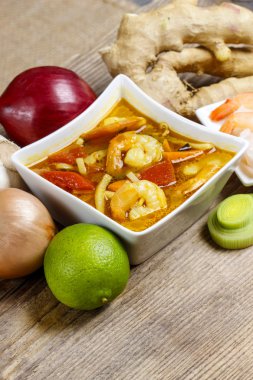 Tom yum kung's bir basit ve popüler Tay sıcak ve ekşi çorbası