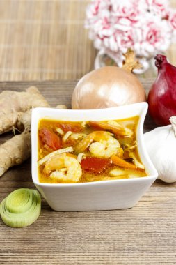 Tom yum kung's bir basit ve popüler Tay sıcak ve ekşi çorbası