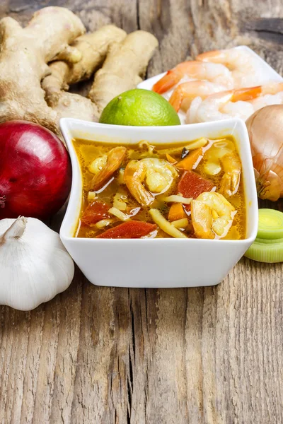 Tom yum kung's bir basit ve popüler Tay sıcak ve ekşi çorbası — Stok fotoğraf