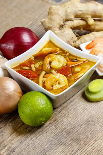 Tom yum kung es una sopa caliente y agria tailandesa simple y popular — Foto de Stock