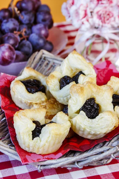 Puff pastry filled with plums — Stock Photo, Image