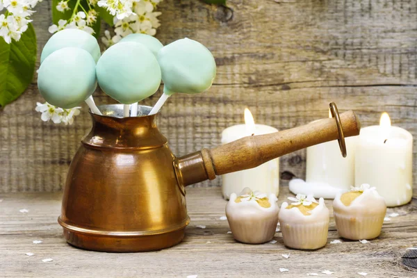 Pastel verde aparece en el fondo de madera, conjunto de primavera . —  Fotos de Stock