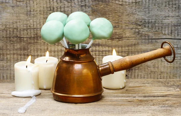 Grüne Cake Pops auf hölzernem Hintergrund, Frühlingsset. — Stockfoto