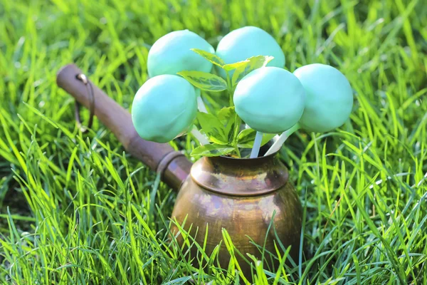 Gâteau éclate sur l'herbe verte dans le jardin de printemps le jour ensoleillé — Photo