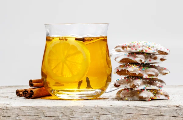 Un vaso de té caliente y una pila de galletas de jengibre — Foto de Stock