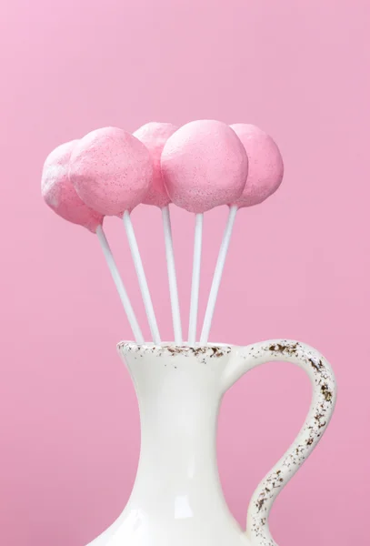 Рожевий торт з'являється в керамічній вазі — стокове фото