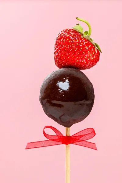 Bolo de chocolate aparece com morango — Fotografia de Stock
