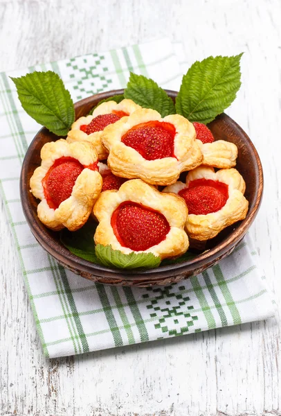 Soubory cookie z listového těsta s čerstvými jahodami — Stock fotografie