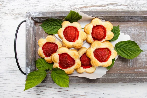Bladerdeeg cookies gevuld met verse aardbeien — Stockfoto