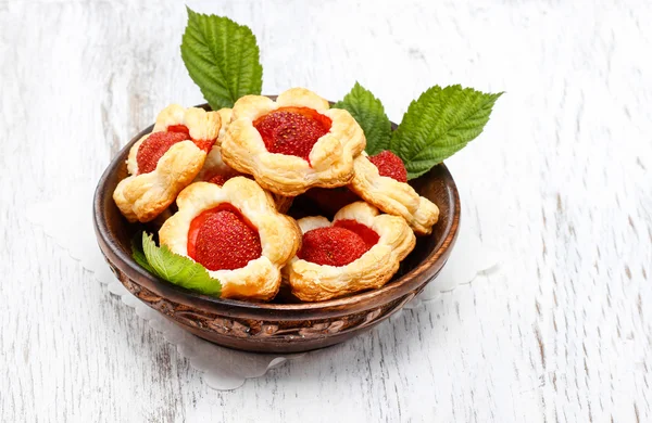 Bladerdeeg cookies gevuld met verse aardbeien — Stockfoto