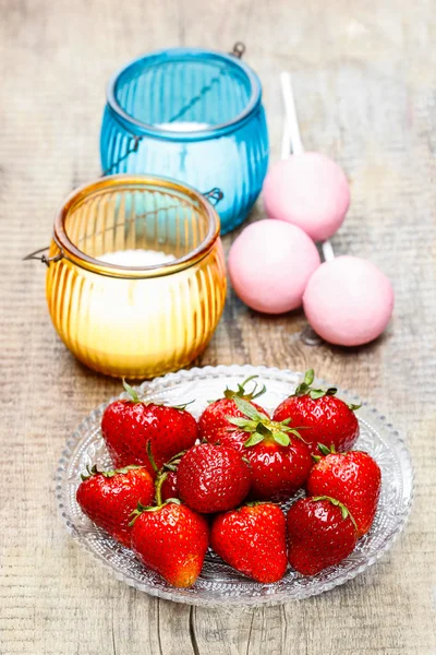 Verse aardbeien op houten tafel. Oranje en blauw lantaarn — Stockfoto