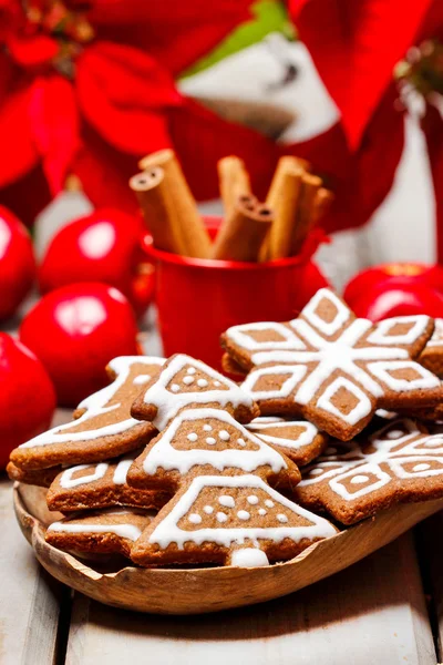 Perník cookie na dřevěný tác, jablka a vánoční hvězda květ — Stock fotografie