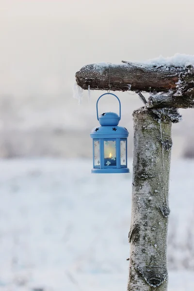 Blauwe lantaarn in de winter landschap — Stockfoto