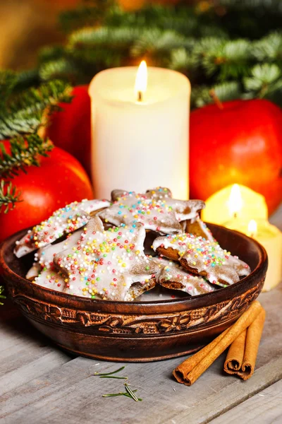 Vintage wooden bowl of gingerbread cookies on christmas table — Stock Photo, Image