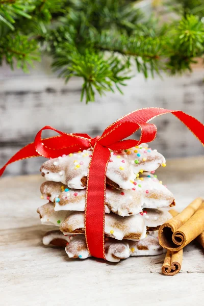 Hromada perník cookies s červenou mašli. Vánoční atmosféra. — Stock fotografie