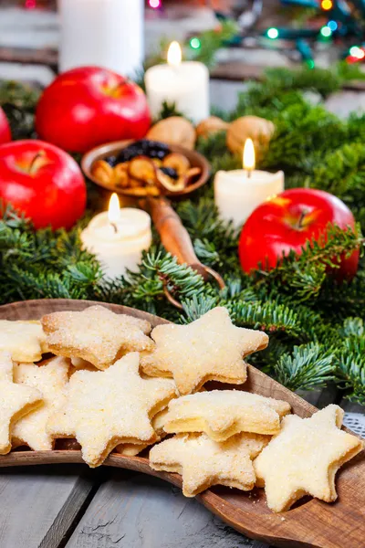 Noel arifesi ahşap tablo yıldız şekli içinde ev yapımı bisküvi — Stok fotoğraf