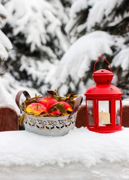 Balde de maçãs e lanterna vermelha, decoração de jardim de inverno — Fotografia de Stock