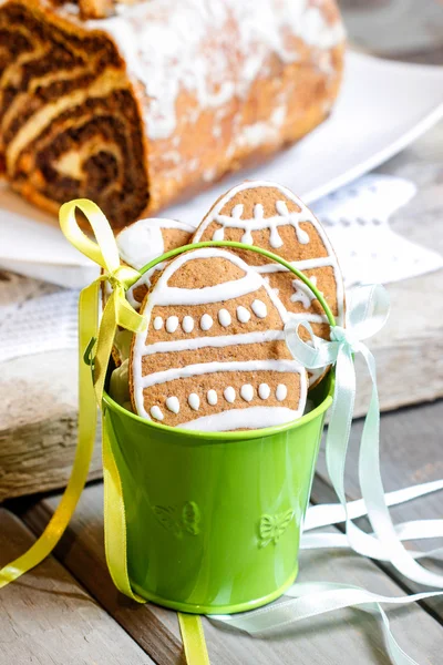 Cubo de galletas de jengibre de Pascua en mesa rústica —  Fotos de Stock