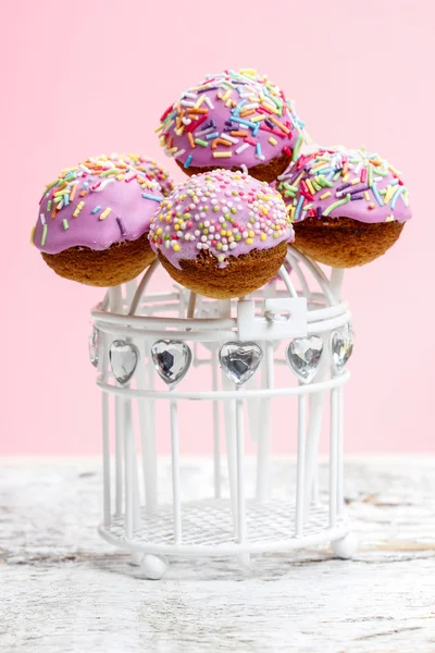 Cake pops på träbord. rosa bakgrund, kopia utrymme. — Stockfoto
