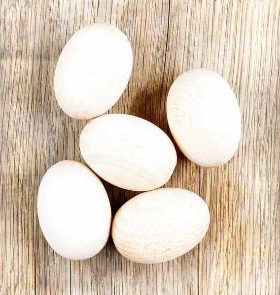 Huevos de éster de madera preparados para pintar ornamentos. Espacio en blanco , — Foto de Stock