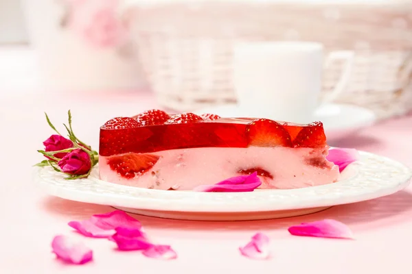 一块粉红色浪漫表设置中的草莓蛋糕 — 图库照片