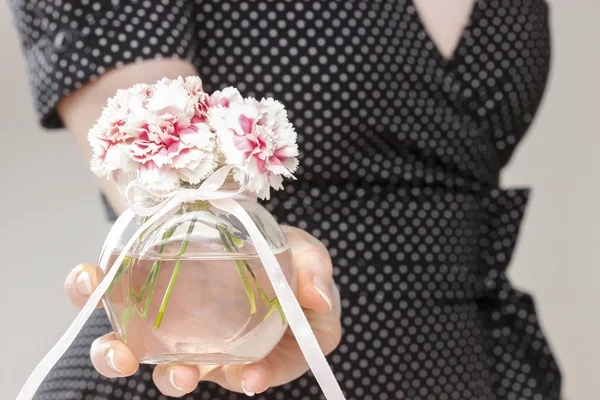 Mujer joven sosteniendo ramo de flores de clavel — Foto de Stock