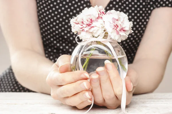 カーネーションの花の花束を保持している若い女性 — ストック写真