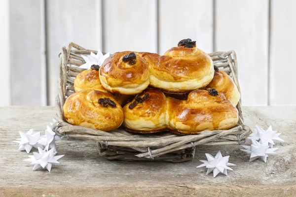 Traditionelle schwedische Brötchen im Weidenkorb. ein Safran-Brötchen — Stockfoto