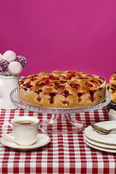 Strawberry pie on cake stand, fuchsia background — Stock Photo, Image
