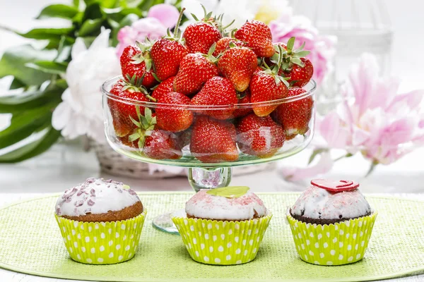 Glasskål med jordgubbar — Stockfoto