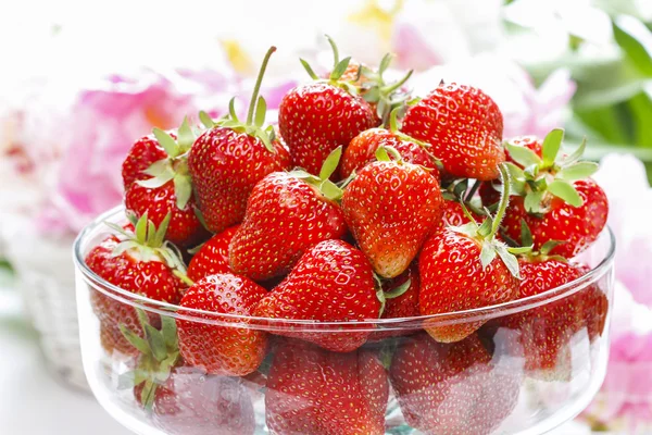 Glasschale mit Erdbeeren — Stockfoto