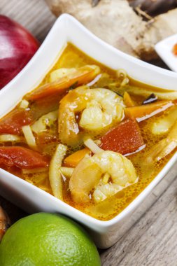 Tom yum kung's bir basit ve popüler Tay sıcak ve ekşi çorbası