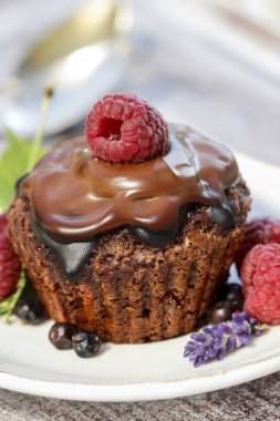 Çikolatalı kek ahududu