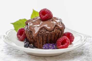 Çikolatalı kek ahududu