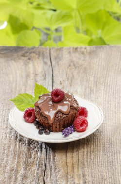 Çikolatalı kek ahududu