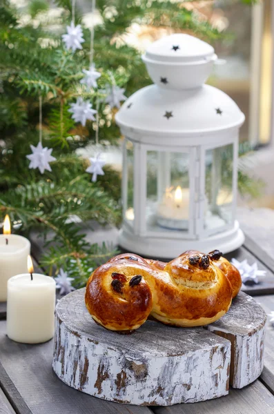 Tradiční švédská buchta v vánoční prostředí. Šafrán buchta — Stock fotografie