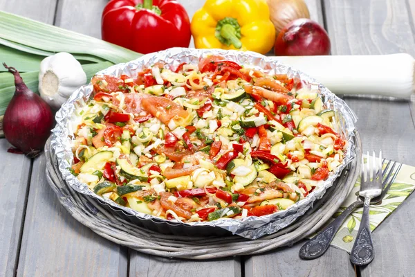 Tarta de verduras en la mesa de madera rústica en el jardín — Foto de Stock