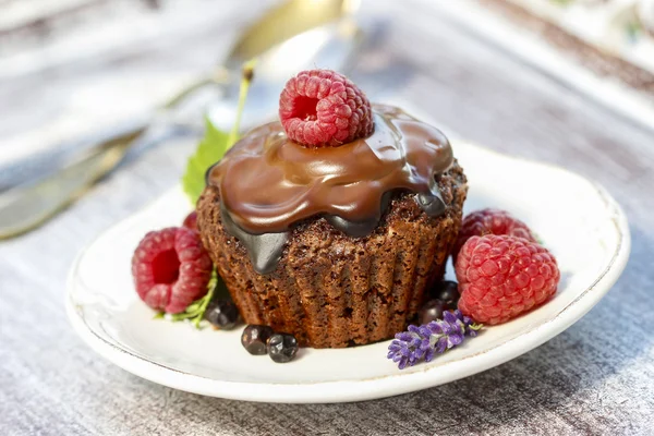 Schokoladenkuchen mit Himbeeren — Stockfoto