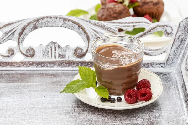 Sobremesa de chocolate com framboesas frescas — Fotografia de Stock