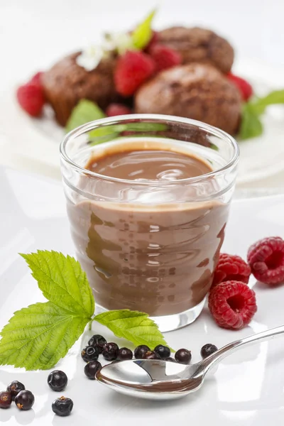 Chocolate dessert with fresh raspberries — Stock Photo, Image