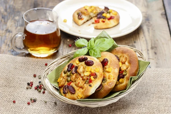 Ontbijt broodjes met groenten in rieten mand — Stockfoto