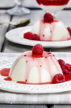 flan frambuaz sos ve taze meyve ile